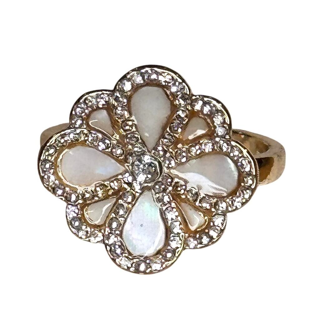 Tahari Ring Gold Tone Sz 7 Four Leaf Jeweled New Mother Of Pearl Crystals accent